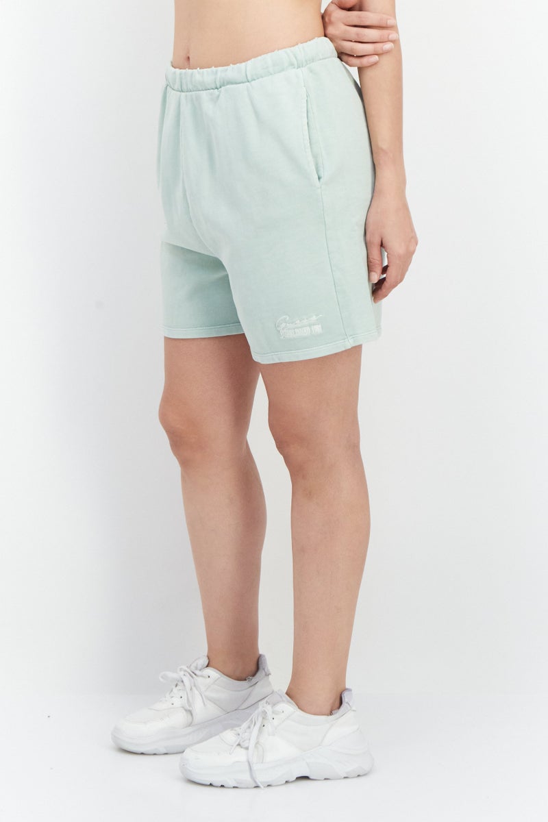 GUESS شورت أساسي مزين بشعار مطرز للنساء، أخضر - Image 2