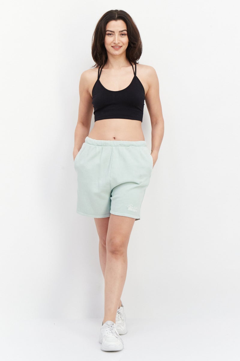 GUESS شورت أساسي مزين بشعار مطرز للنساء، أخضر - Image 3