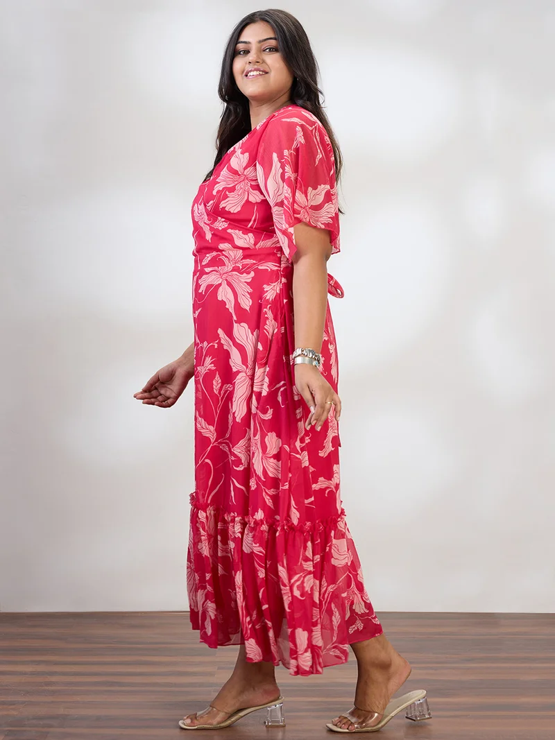 جلو باص فستان ماكسي نسائي جلوبلس وردي بياقة على شكل حرف  وأكمام واسعة وطبعة زهور وربطة خصر وطبقات وحافة واسعة مقاس كبير بتصميم -