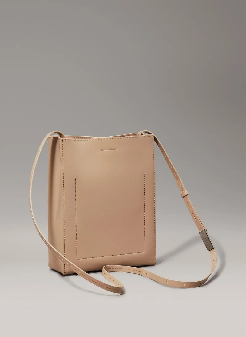 كالفن كلاين Narrow Strap Crossbody