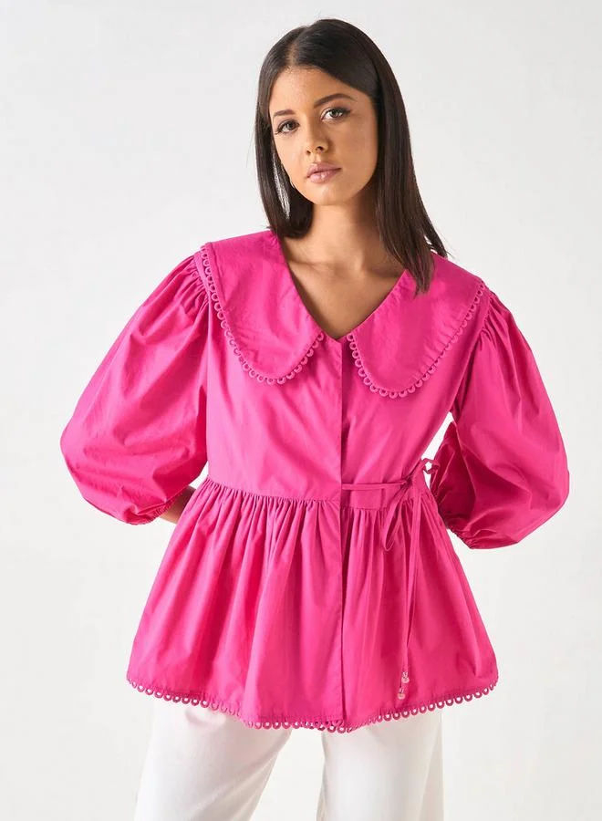 ايكونيك بلوزة سادة بكشكش على الخصر وياقة بيتر بان وتفاصيل رباط من أيكونيك