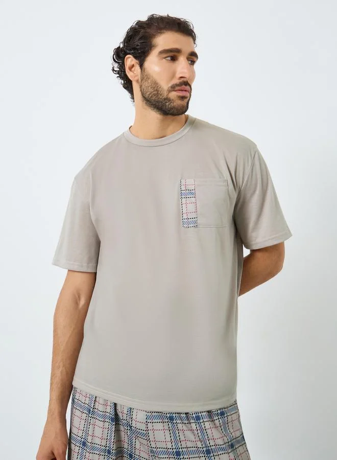 ستايلي طقم تيشيرت بطباعة بسيطة مع شورت بقصة مريحة