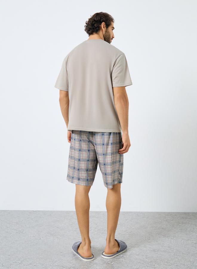 Styli Men Relaxed Fit Minimal Print T-Shirt and Shorts Set - Image 4