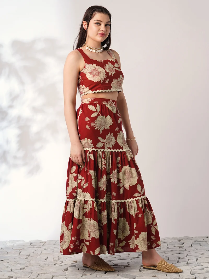 جلو باص طقم نسائي بلوزة قصيرة بطبعة زهور حمراء وياقة مربعة ودانتيل مع تنورة ماكسي متدرجة من جلوبس