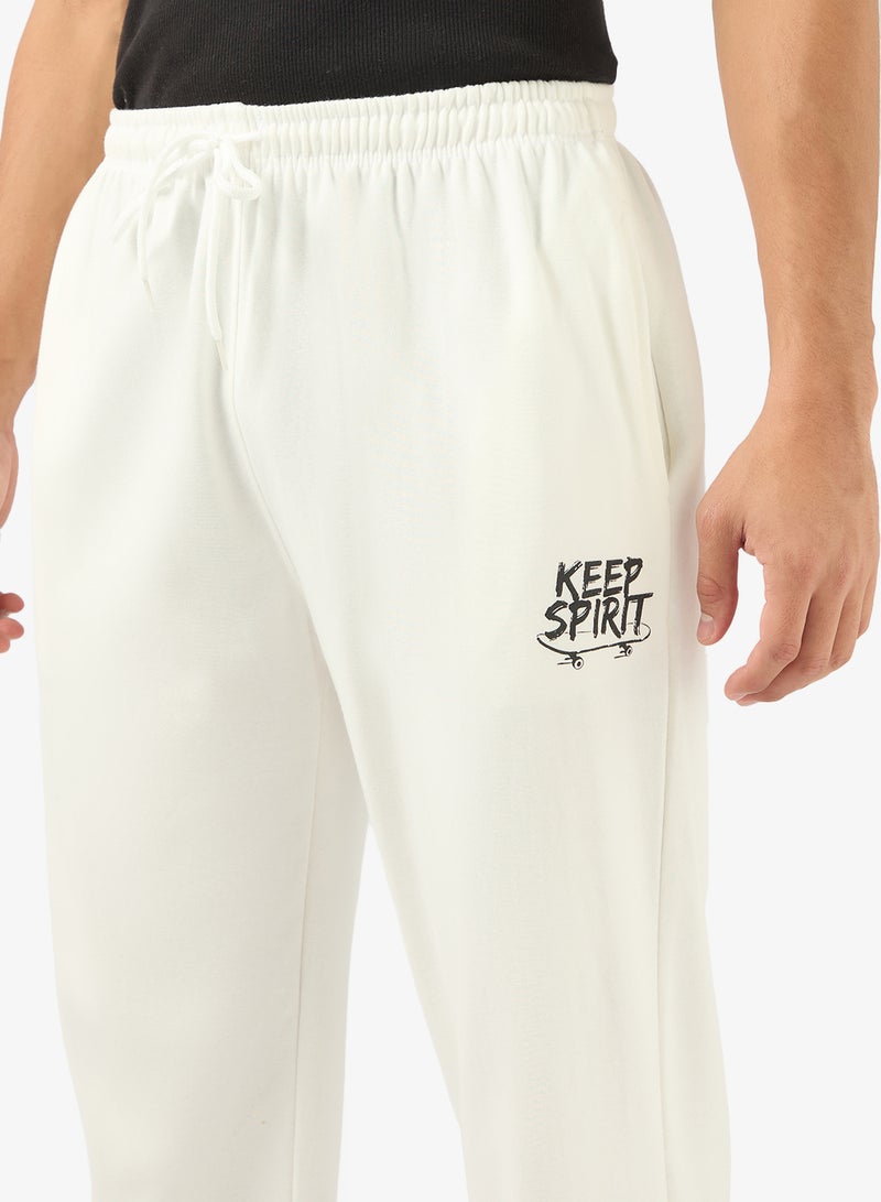 سفنتي فايف بيسيكس بنطلون رياضي بطبعة جرافيك وحزام مطاطي - Image 4