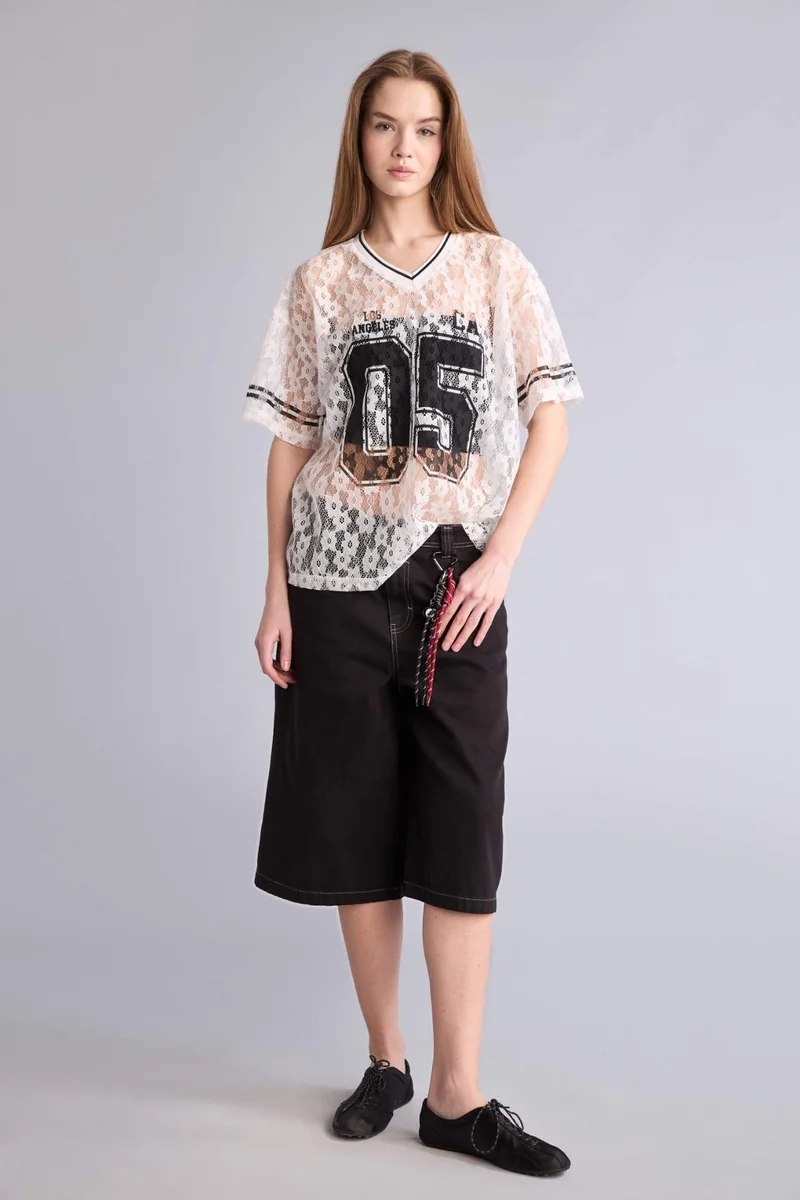 ديفاكتو Oversize Fit V-Neck Printed Lace Short Sleeve T-Shirt