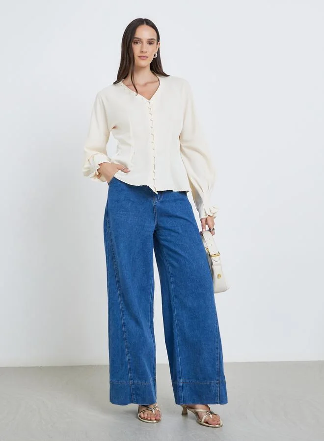 ستايلي بلوزة بتفاصيل أزرار وأكمام بالون