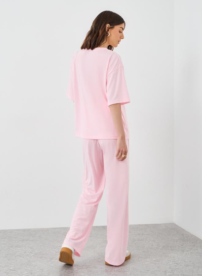 تايك تو طقم بلوزة وبنطلون رياضي مريح بطبعة شعار - Image 4