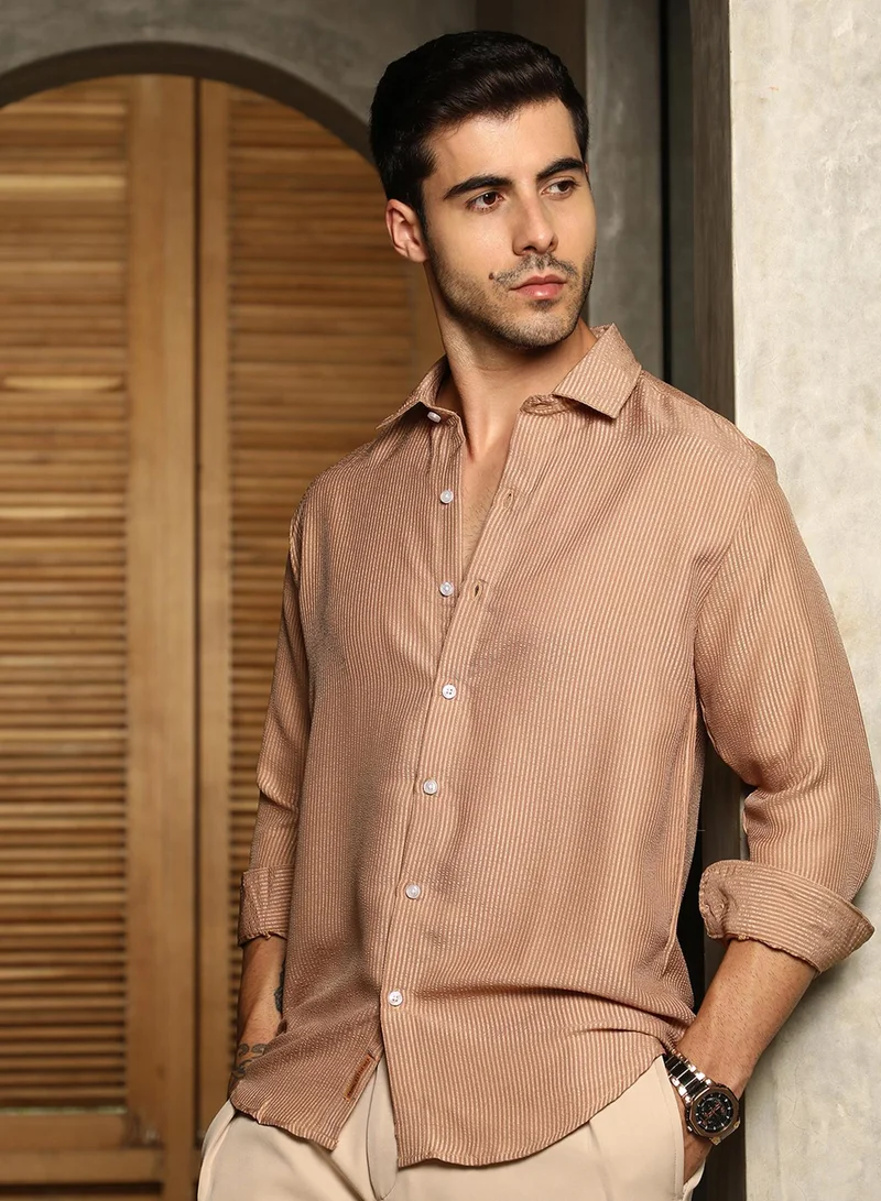 Campus Sutra Campus Sutra Men's Ash Brown Seersucker Shirt For Casual Wear | Spread Collar | Long Cuffed Sleeves | Button Closure | Shirt Crafted With Comfort Fit For Everyday Wear