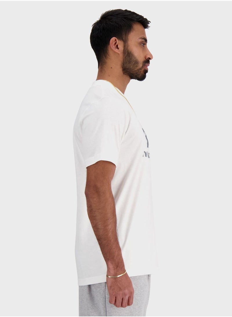 نيو بالانس - تي شيرت بشعار أساسي - Image 1