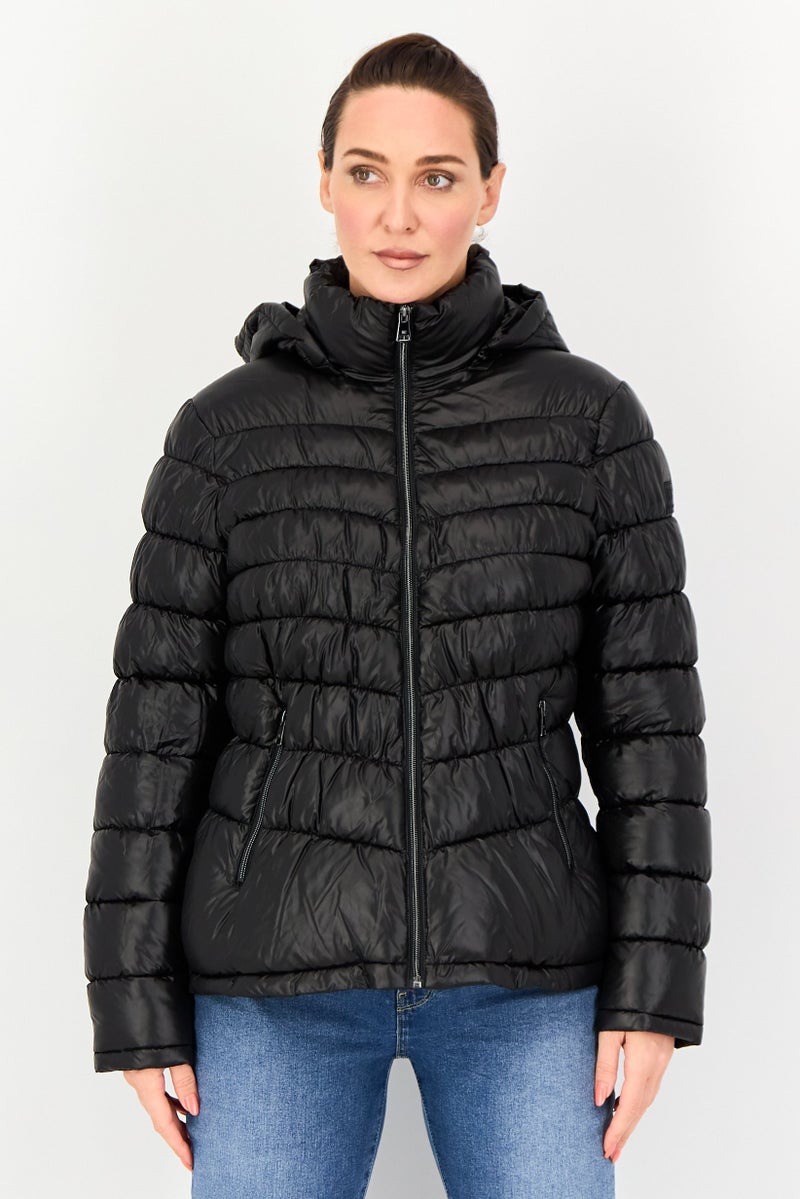 Kenneth Cole جاكيت بافر بشعار العلامة التجارية بأكمام طويلة للنساء، أسود - Image 1