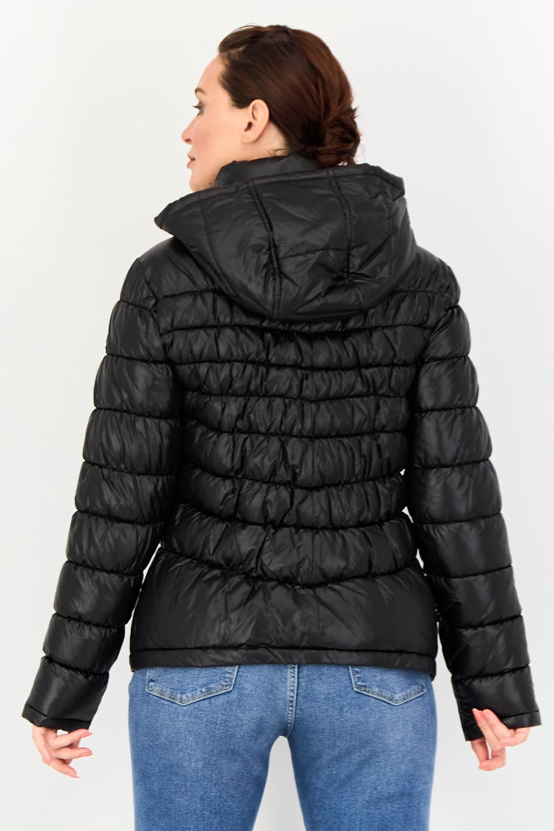 Kenneth Cole جاكيت بافر بشعار العلامة التجارية بأكمام طويلة للنساء، أسود - Image 3