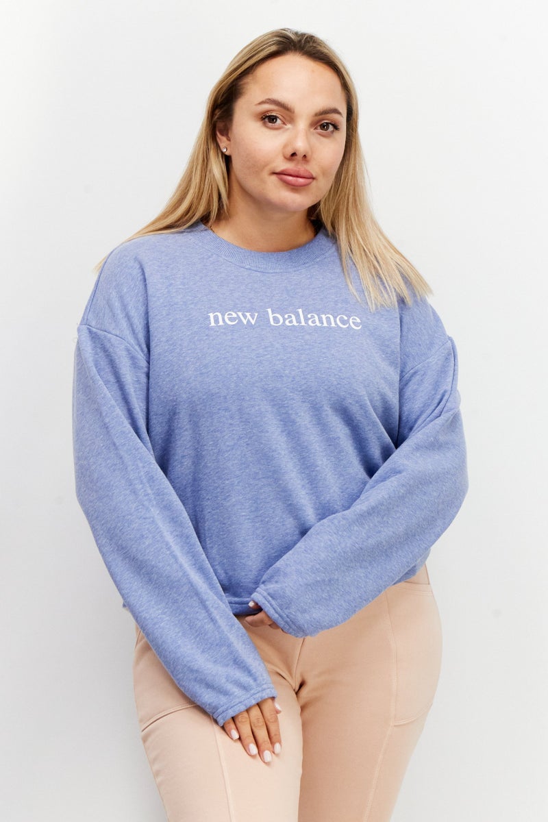 New Balance سويت شيرت رياضي نسائي بياقة دائرية وأكمام طويلة بشعار العلامة التجارية، أزرق - Image 1