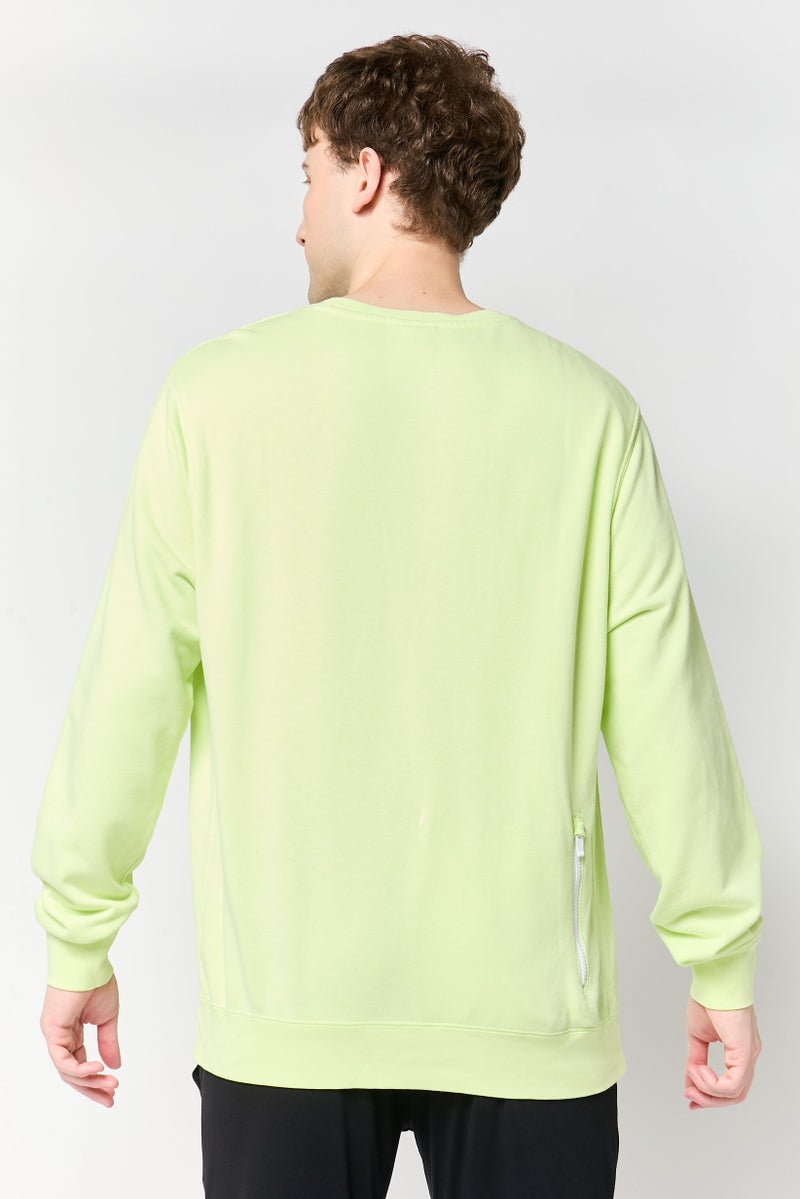 Nike سويت شيرت رياضي للرجال بأكمام طويلة مناسب في الهواء الطلق، لون ليموني - Image 2
