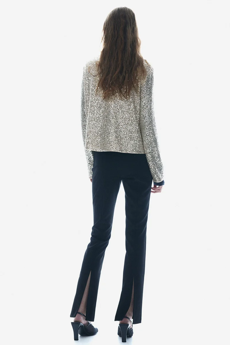 اتش اند ام بلوزة بياقة مدورة مرصعة بالترتر