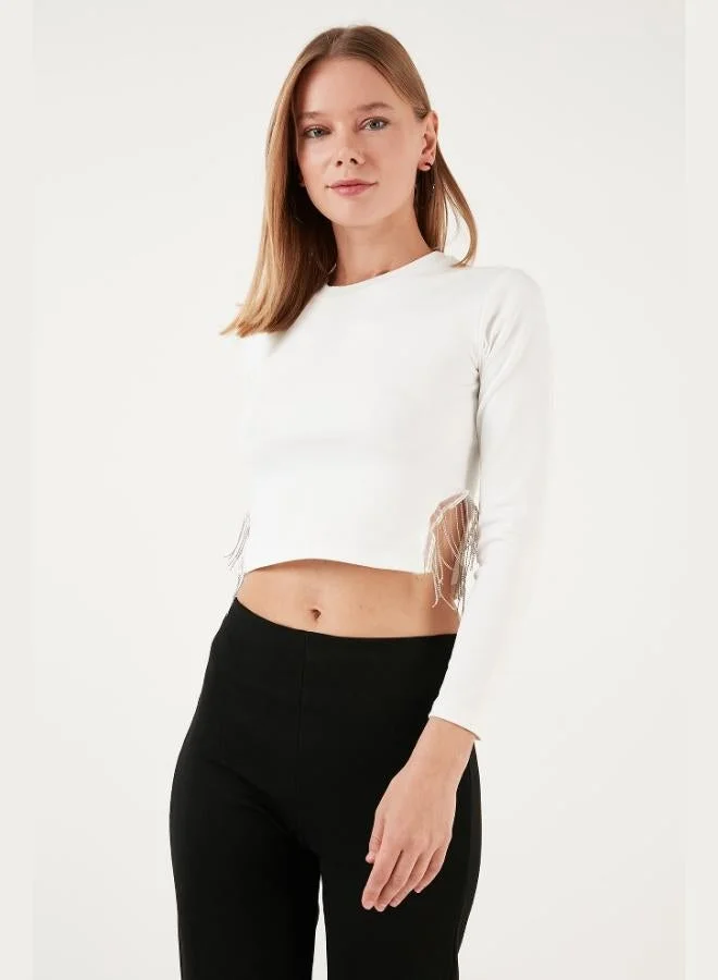 ليلا بلوزة قصيرة نسائية بياقة دائرية بقصة ضيقة وتفاصيل سلسلة جانبية