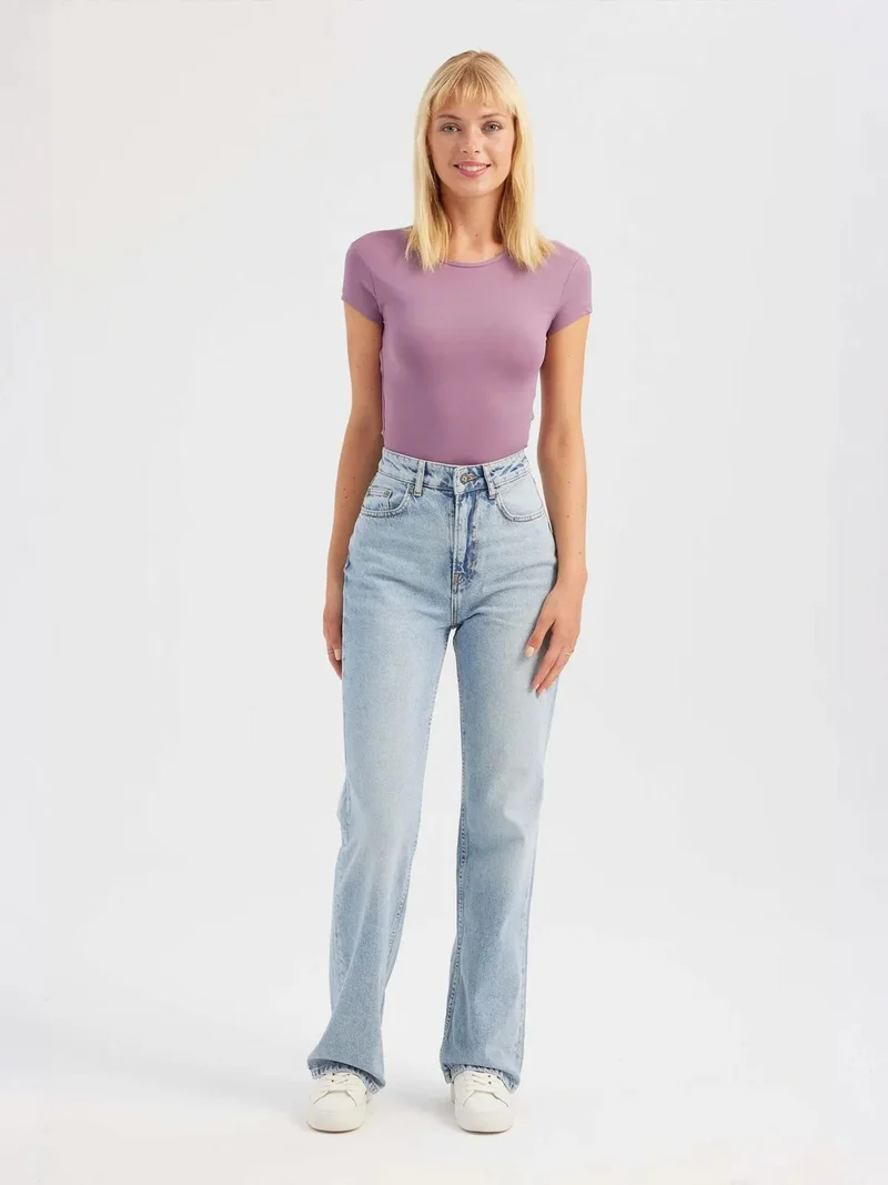 زوبعة بلوزة قصيرة بياقة مستديرة وأكمام قصيرة وظهر متقاطع