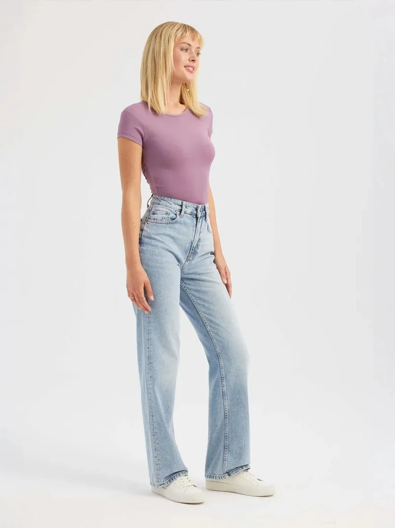 زوبعة بلوزة قصيرة بياقة مستديرة وأكمام قصيرة وظهر متقاطع