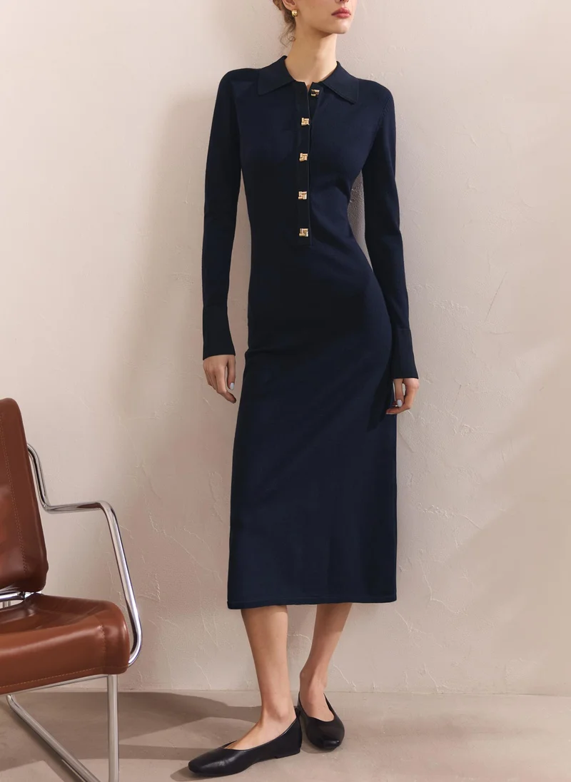 ليتشي فستان جيرسي متوسط ​​الطول بياقة مثلثة وأزرار كبيرة