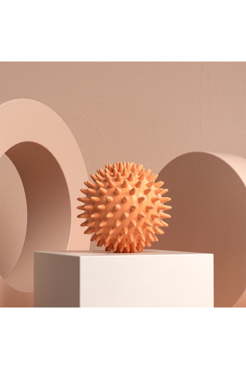 كرة تدليك برتقالية متينة من مادة PVC ذات نتوءات لتخفيف آلام نقاط الضغط في اليد والقدم أثناء ممارسة الرياضة واللياقة البدنية.