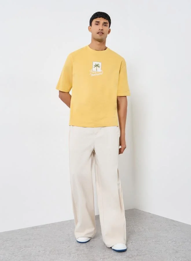 ستايلي تيشيرت مطرز بشعار وقصة واسعة