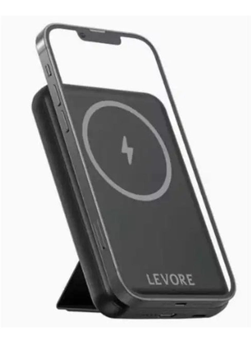 بنك الطاقة Levore LP411-BK عالي السعة يتميز ببطارية 5000 مللي أمبير في الساعة وتقنية الشحن السريع وحامل أنيق مزود بتقنية Magsafe، مثالي للسفر والعمل والاستخدام اليومي مع توافق مع أجهزة متعددة