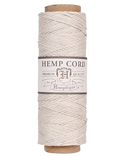 Hemptique خيط القنب الطبيعي 100% من هيمبتيك - بكرة واحدة - 205 قدم ~ 62.5 متر - بكرة خيط القنب - الخيار رقم 1 للحرفيين - خيط بسمك 0.5 مم لصنع المجوهرات، المكرمية، ألبومات القصاصات، والمزيد - طبيعي - Image 1