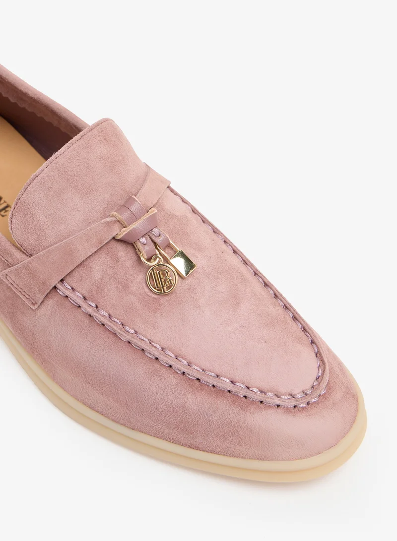 لوريان أديبة