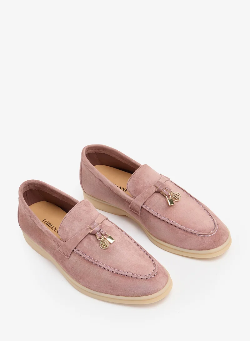 لوريان أديبة