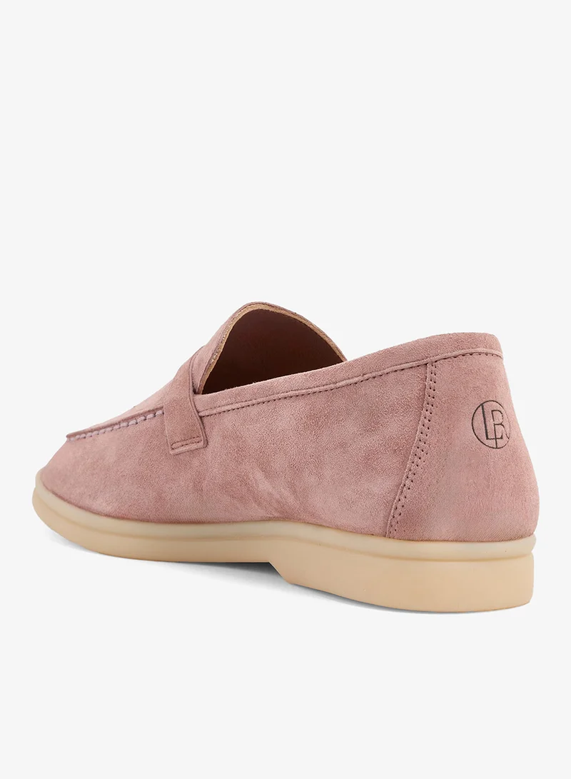 لوريان أديبة