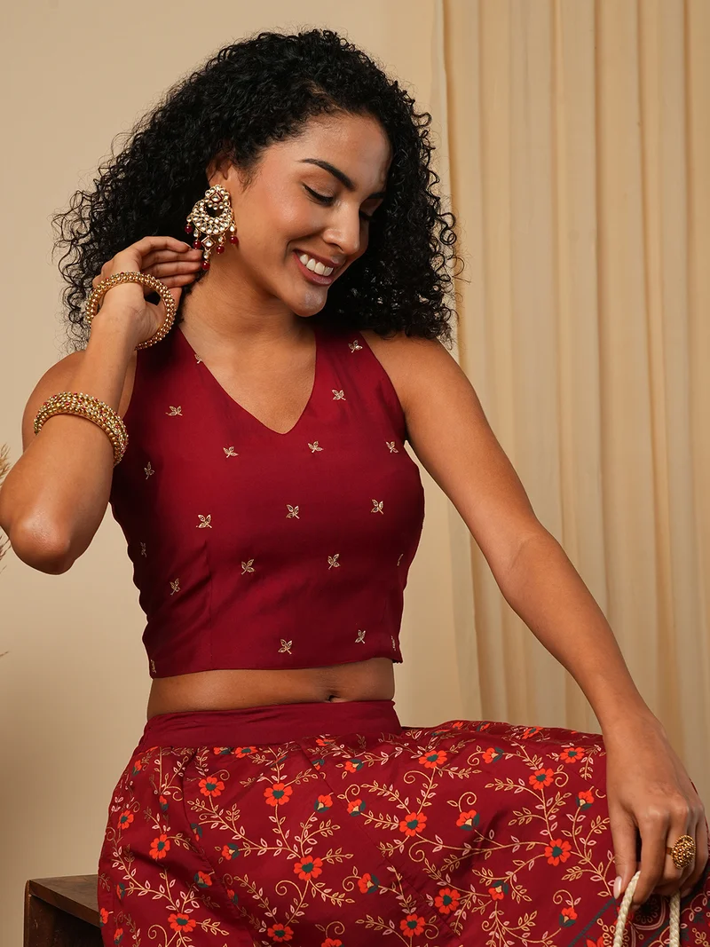جلو باص بلوزة نسائية مارون مطرزة بالزهور مع تنورة