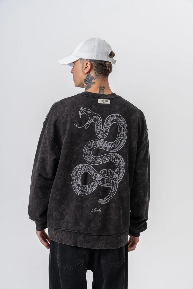 ريسباير سويت شيرت رجالي واسع بياقة دائرية مطرز بالثعبان أسود