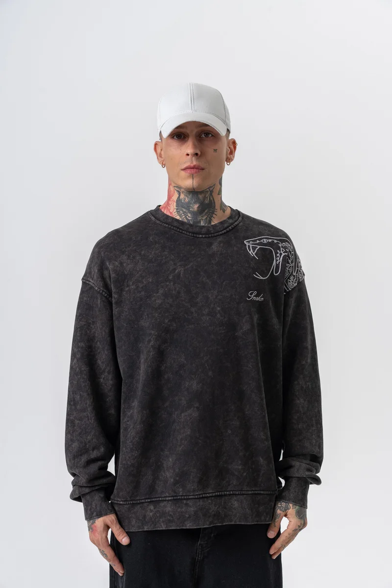 ريسباير سويت شيرت رجالي واسع بياقة دائرية مطرز بالثعبان أسود