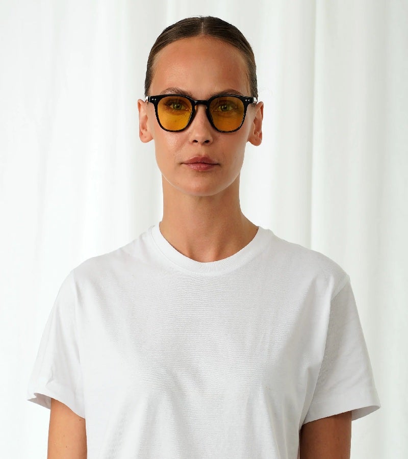  اكسبليست باوتس نظارات شمسية أنيقة من روجر للجنسين باللونين الأسود والأصفر - Image 4