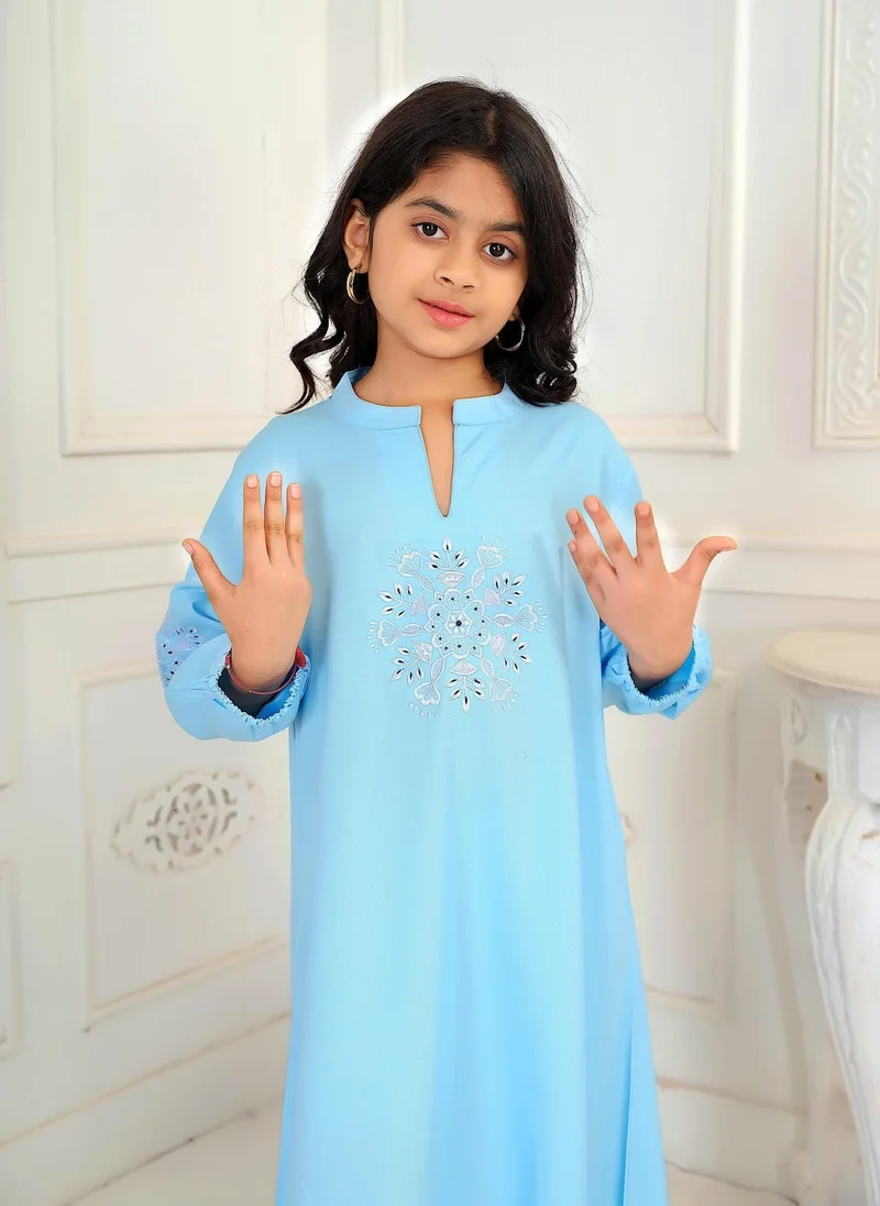 أرتيميا قماش رايون فاخر ناعم بتطريز رقيق وتفاصيل أكمام