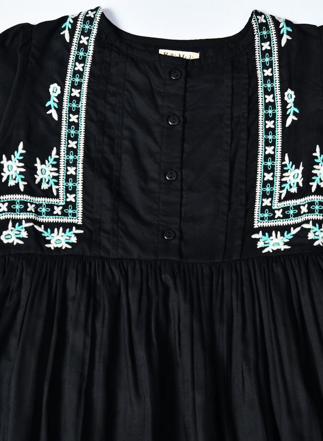 BELLA MODA Embroidered Accent Dress - Image 4