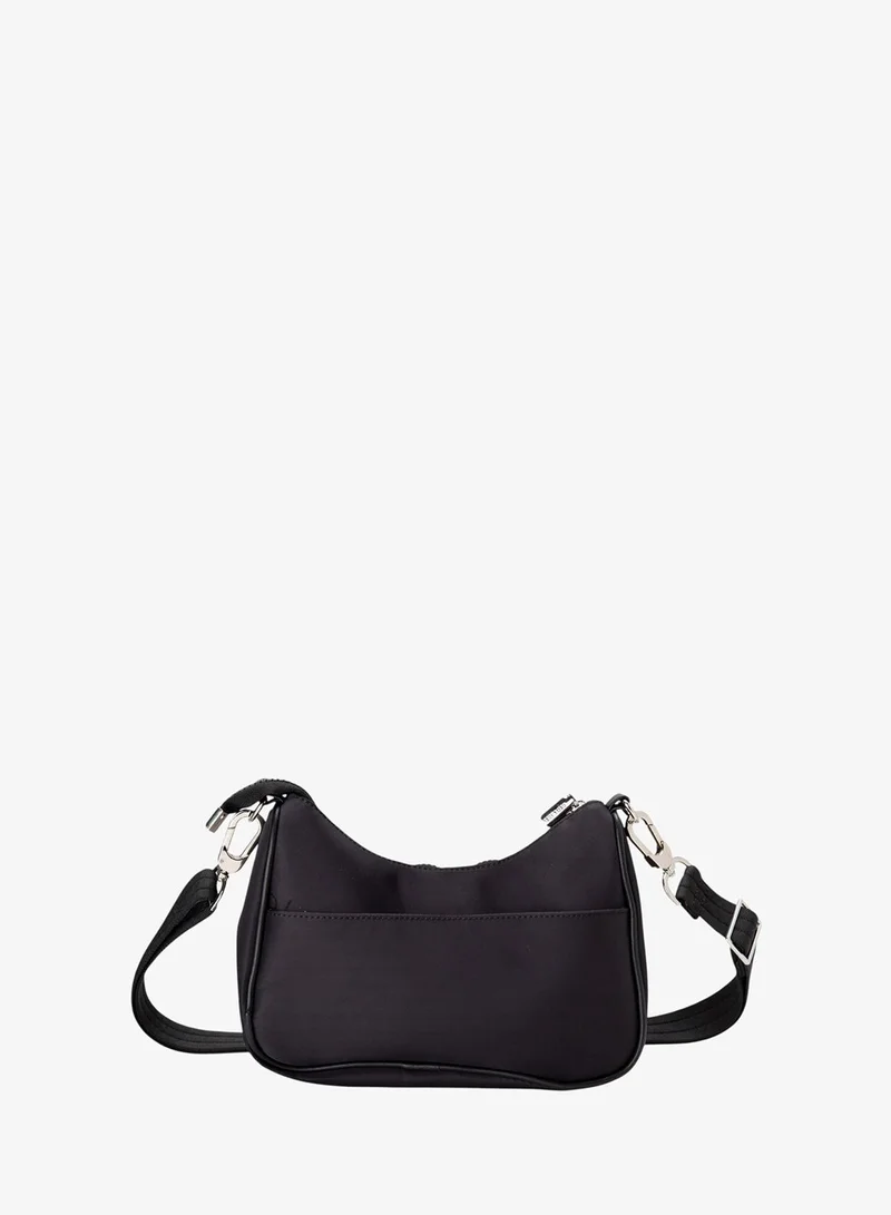 باتا حقيبة كتف كروس بودي سوداء مع تعليقة معدنية