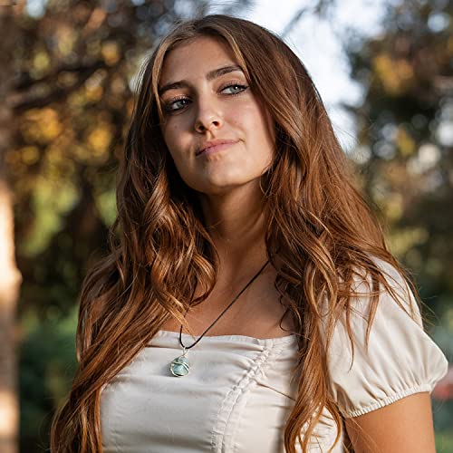 Ayana Wellness قلادة باندنت كريستال الشفاء من أحجار الأكوامارين AYANA | شاكرا الحنجرة والعين الثالثة | حجر الميلاد لشهر مارس | مصنوعة يدويًا ومصادرها أخلاقيًا من كريستالات طبيعية خام وأصيلة - Image 2