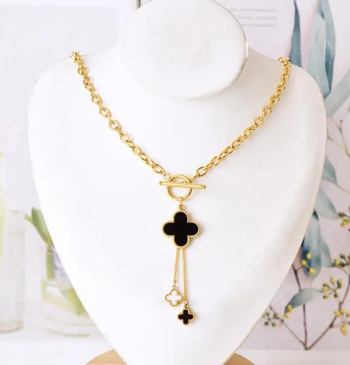 سلسلة استانليس ستيل ذهبي مع دلاية شكل زهرة البرسيم