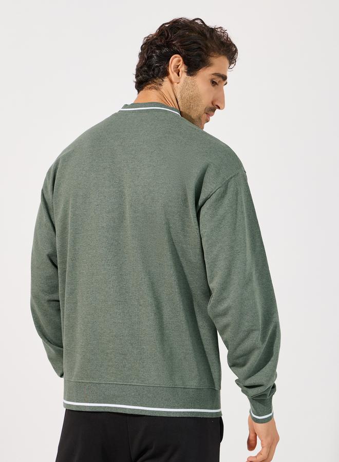 ستايلي سويت شيرت بقصة مريحة وياقة بتفاصيل مضلعة - Image 3