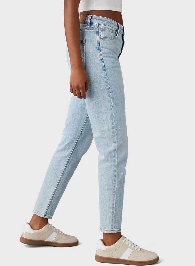 American Eagle Strigid High Rise Mom Jeans
