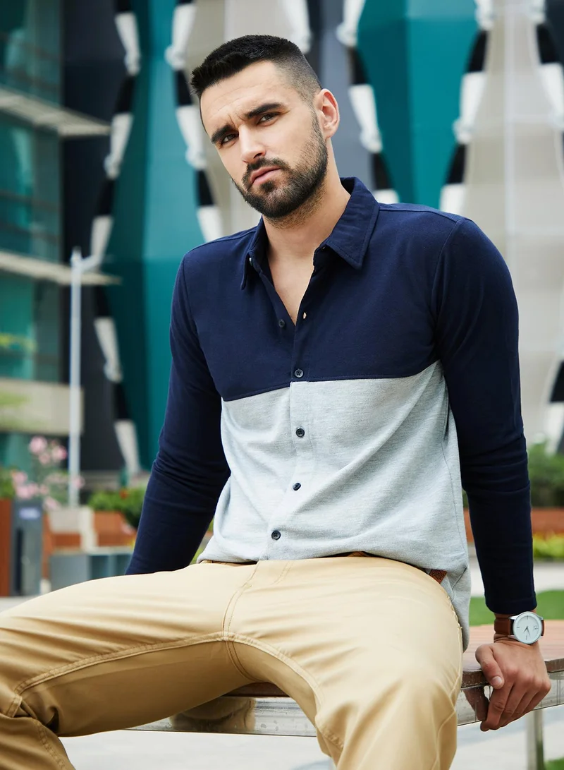 Campus Sutra Men's Navy Blue & Light Grey Contrast Panel Shirt | قميص بأكمام طويلة | كتلة لون | غير رسمي | طوق منتشر