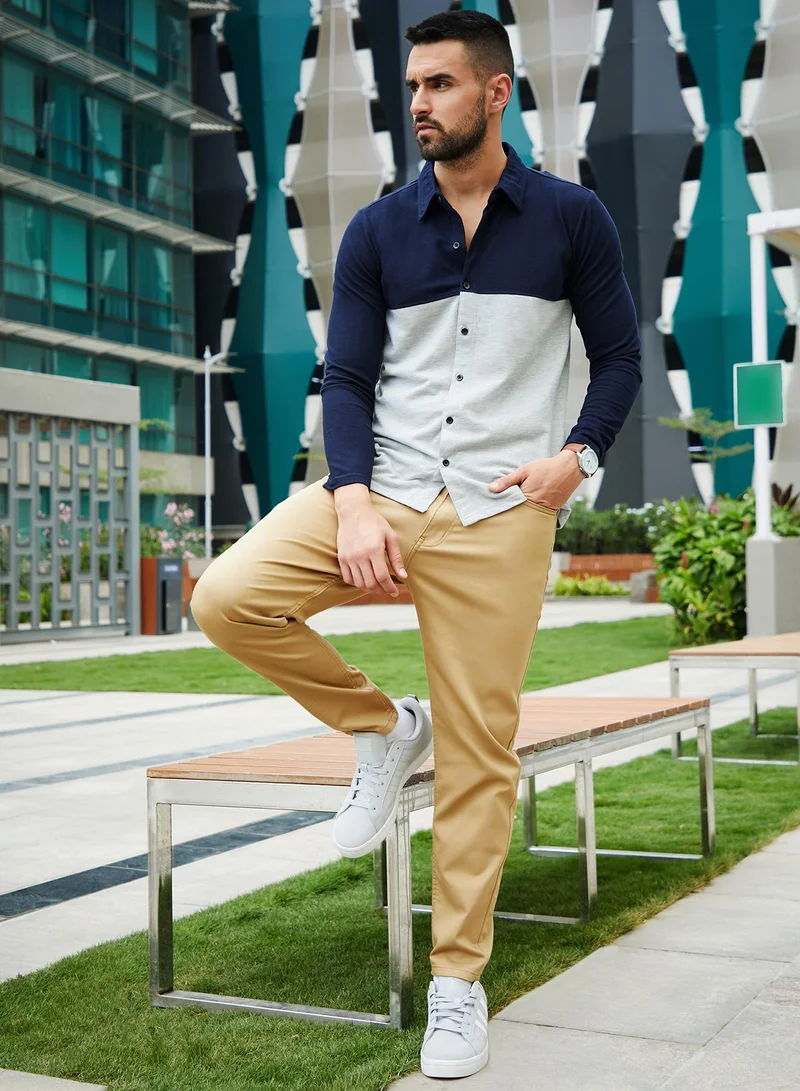 Campus Sutra Men's Navy Blue & Light Grey Contrast Panel Shirt | قميص بأكمام طويلة | كتلة لون | غير رسمي | طوق منتشر