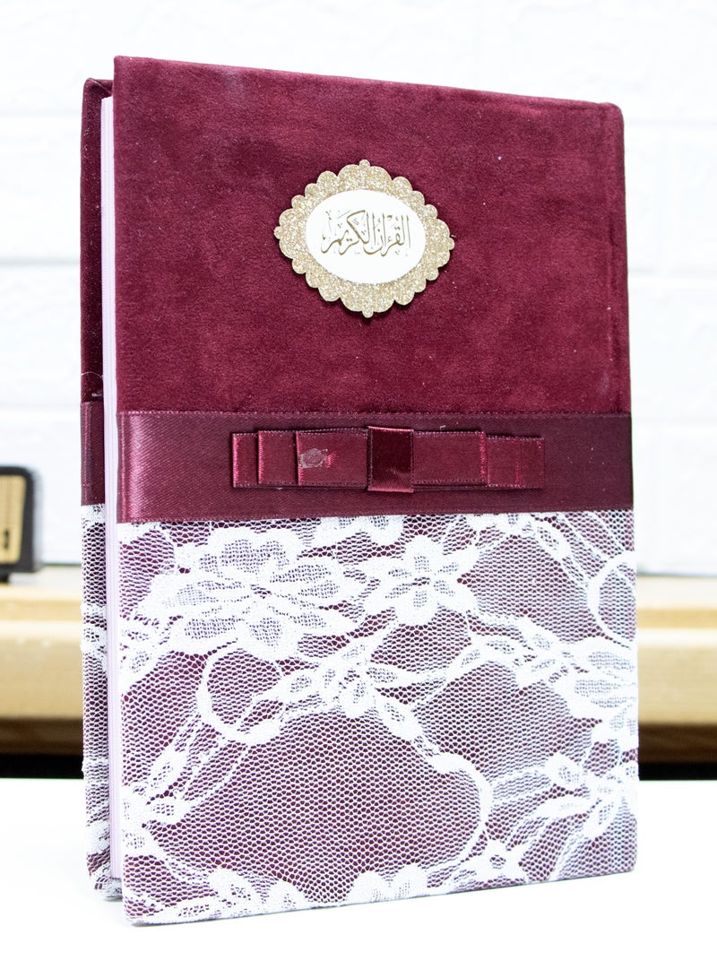 القرآن الكريم بالخط العثماني، مع تقسيم الموضوع وشرح كلام المنان في حواشيه، من تفسير السعدي. حواف دانتيل ملونة كبيرة مقاس كبير 20/14 (احمر) - Image 2