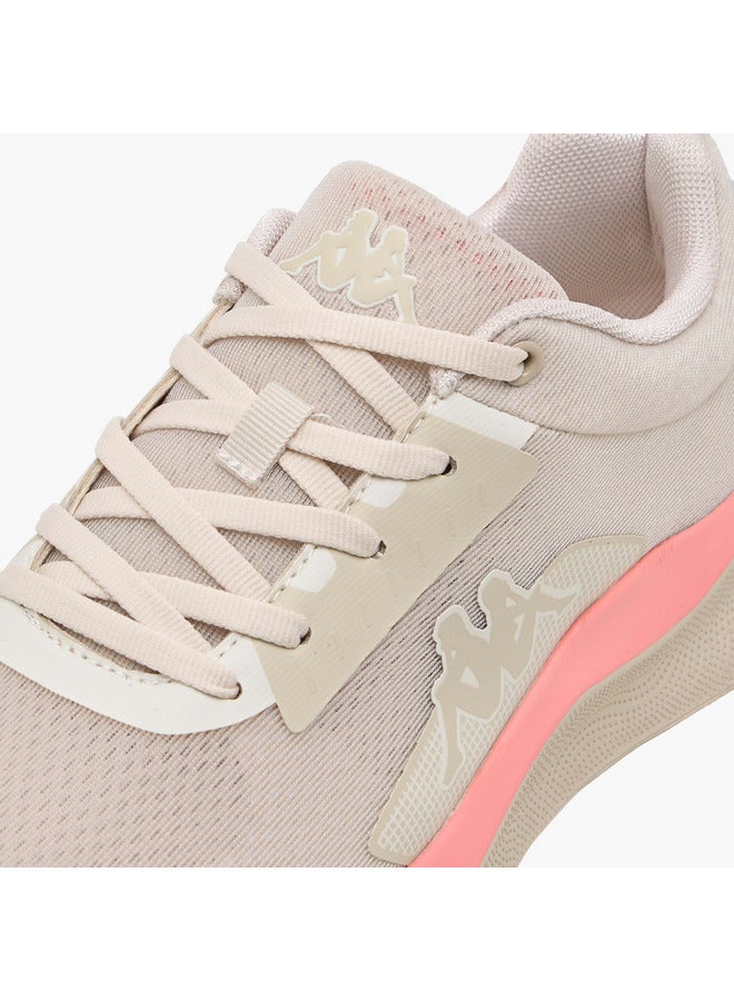 أحذية رياضية نسائية بتفاصيل شعار وإغلاق برباط