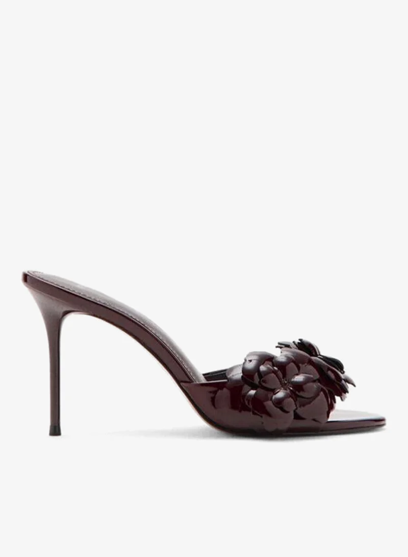 مانجو صنادل بكعب جلد لامع بنقوش زهور