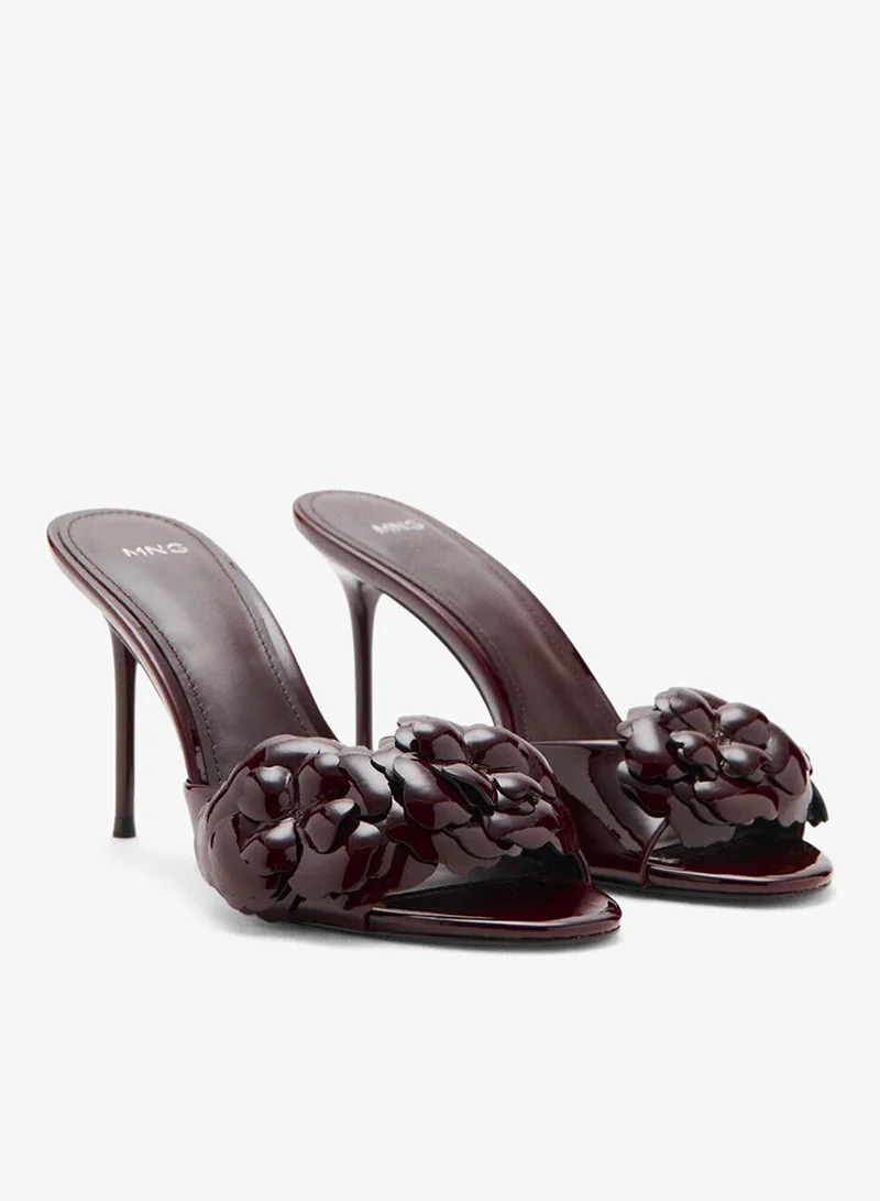 مانجو صنادل بكعب جلد لامع بنقوش زهور