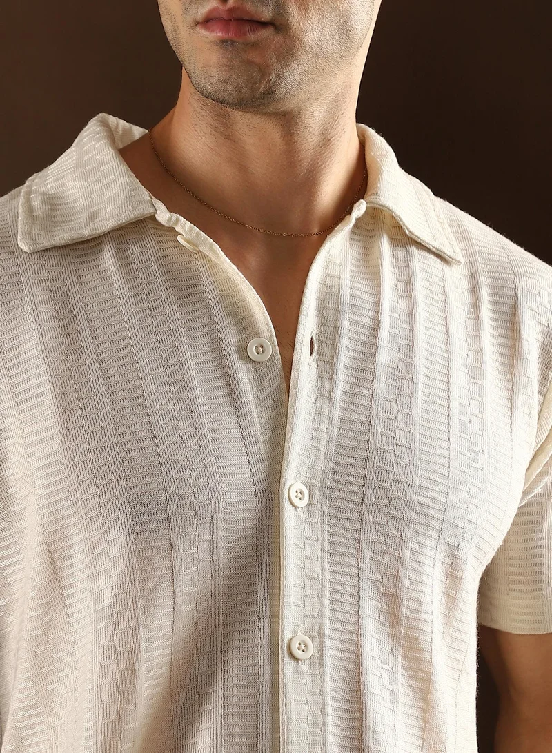 Campus Sutra Campus Sutra Men's Off-White Dash-Ribbed Knit Polo Shirt For Casual Wear | Mid-Rise | Regular Fit | Button Closure | Shirt Crafted With Comfort Fit For Everyday Wear