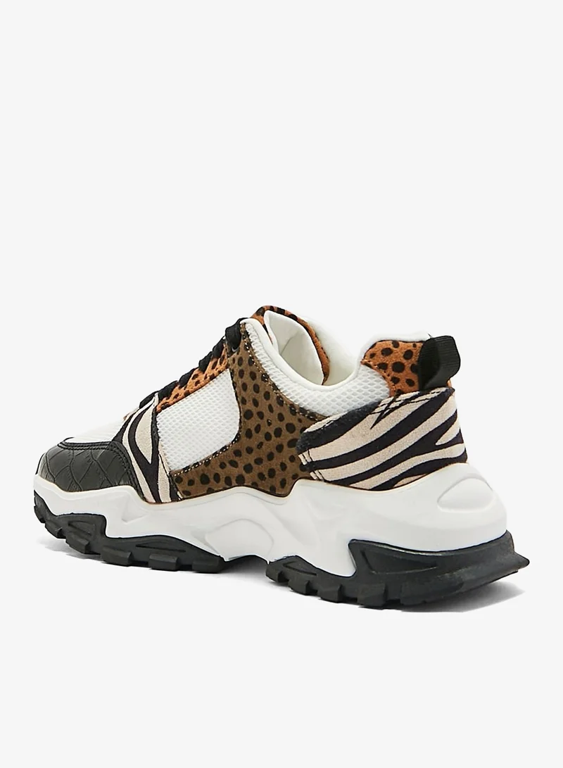 منبور حذاء رياضي برباط وكعب منخفض