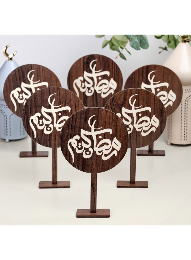 حكاية شمعة رمضان ، مجموعة من 6 ستاند خشبي رمضاني لون بني بعبارة (رمضان كريم) - Image 1